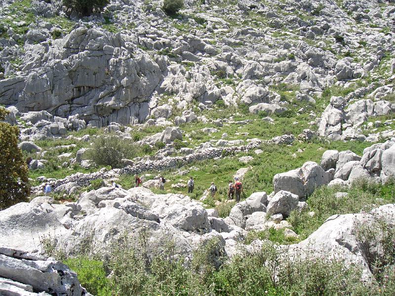 CIMG0275.JPG - Wanderung in der Sierra Grazalema: beim Abstieg zieht sich die Wandergruppe weit auseinander