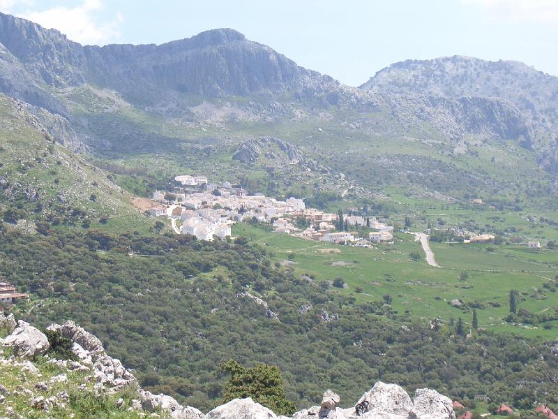 CIMG0276.JPG - Wanderung in der Sierra Grazalema: der Ort im Tal ist das Ziel der Wanderung