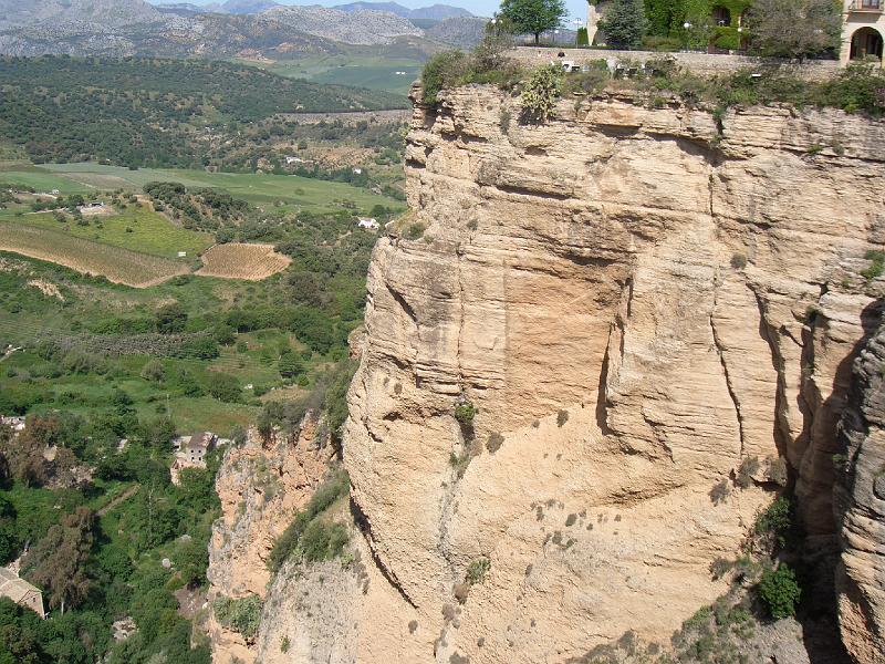 CIMG0293.JPG - Ronda: Blick aus der Stadt nach Westen mit der Sierra Grazalema im Hintergrund