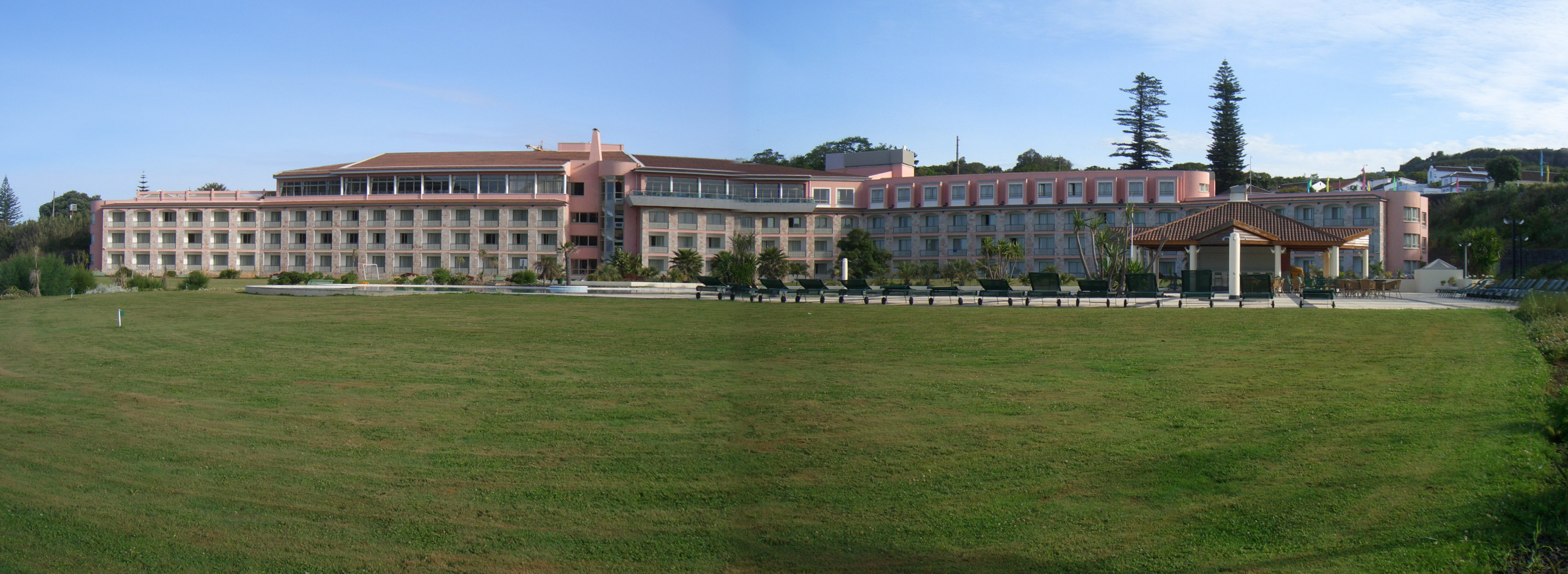 CIMG3190bis3191.JPG - Angra do Heroismo: Unser Hotel Terceira Mar von der Atlantikseite aus gesehen.