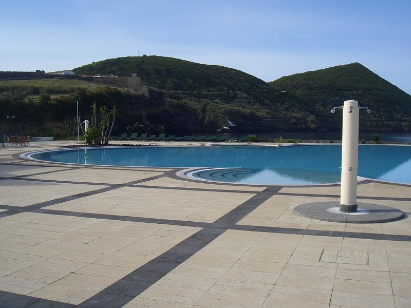 CIMG3192.JPG - Angra do Heroismo: Hotelpool mit Blick zum Monte Brasil (205m).