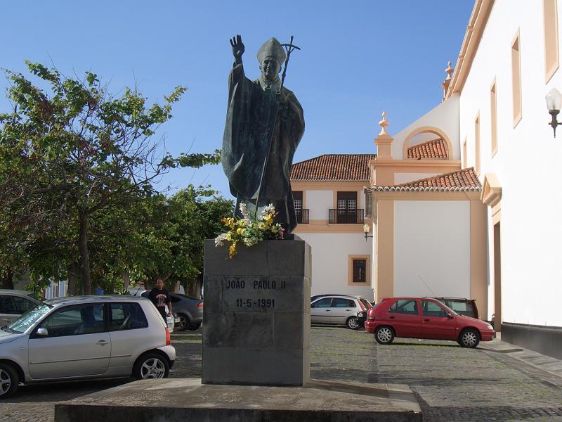 CIMG3193.JPG - Angra do Heroismo: Denkmal von Papst Johannes II vor der Domkirche.