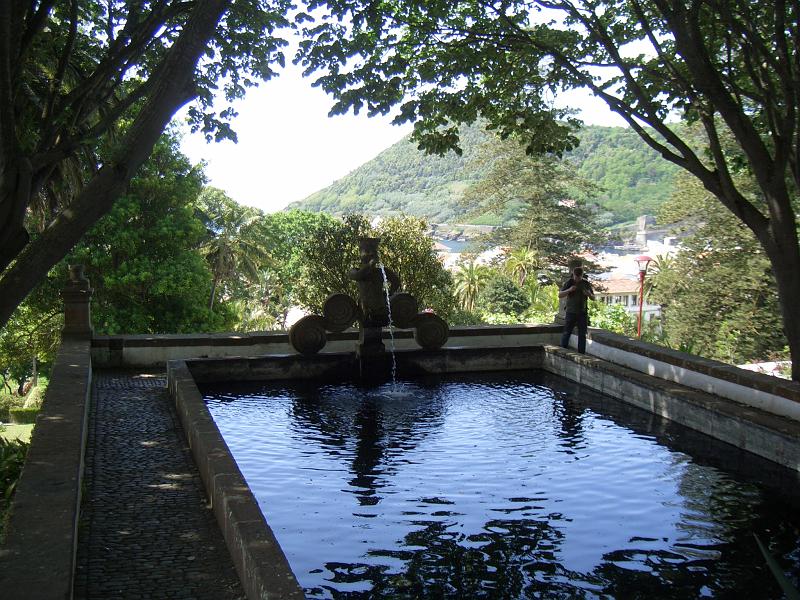 CIMG3204.JPG - Angra do Heroismo/Jardim Publico: Wasserspiele sind auch vorhanden.