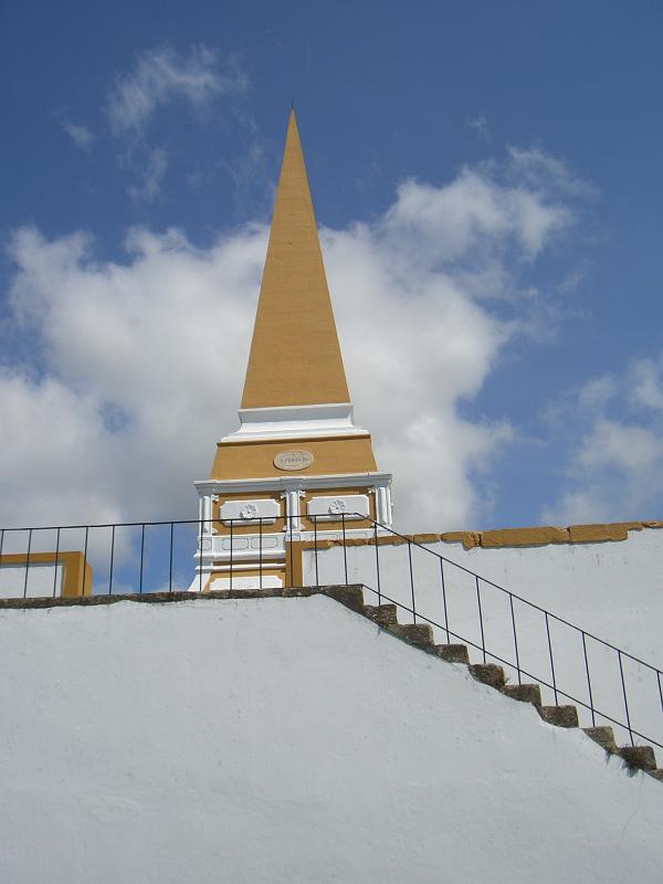 CIMG3205.JPG - Angra do Heroismo/Jardim Publico: Blick zur Memoria (Monument).