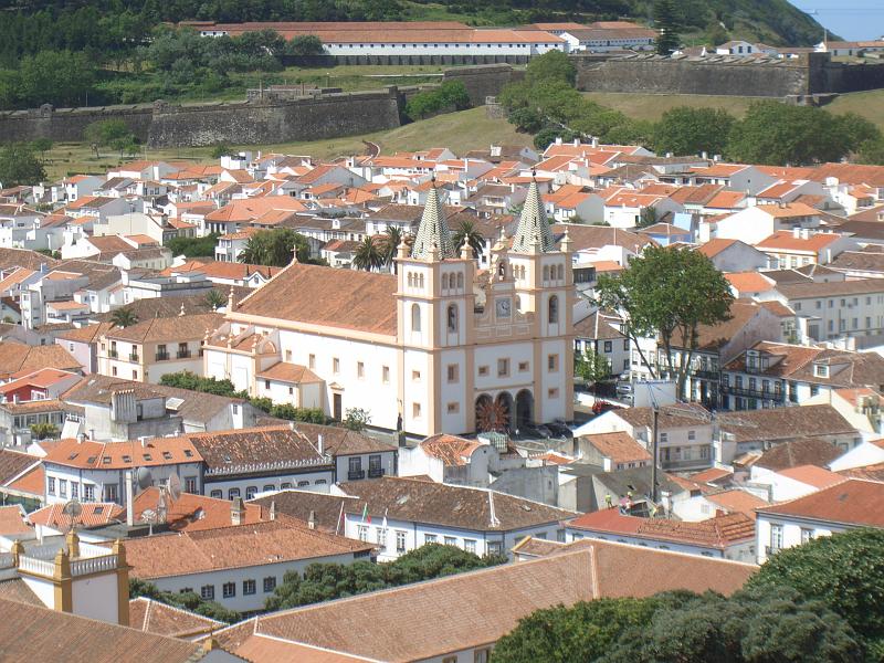 CIMG3213.JPG - Angra do Heroismo/Memoria: Blick zur Domkirche.