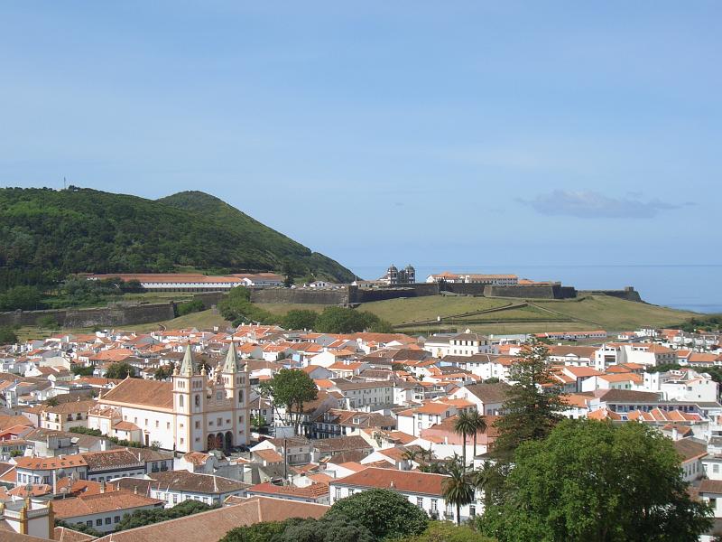 CIMG3214.JPG - Angra do Heroismo/Memoria: Blick zur Festung am Monte Brazil.