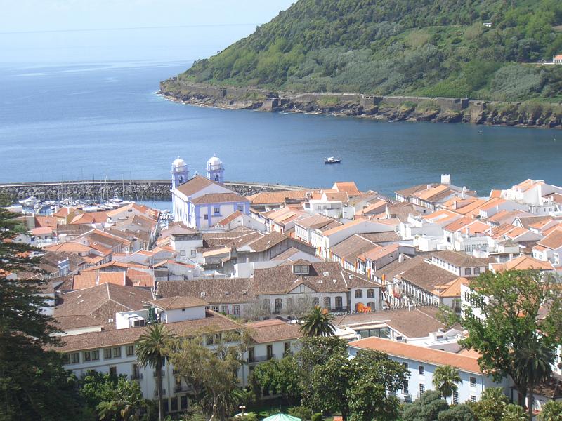 CIMG3215.JPG - Angra do Heroismo/Memoria: Blick in die Bucht von Angra mit Hafen (Zoom).