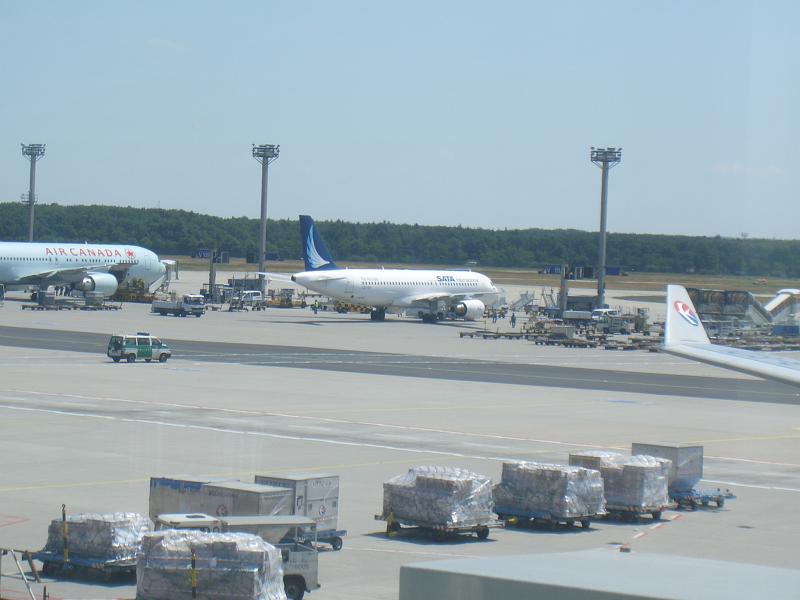 CIMG3189.JPG - FFM/Flughafen: Blick zu unseren Airbus 320 der SATA, der uns nach Ponta Delgada bringt.