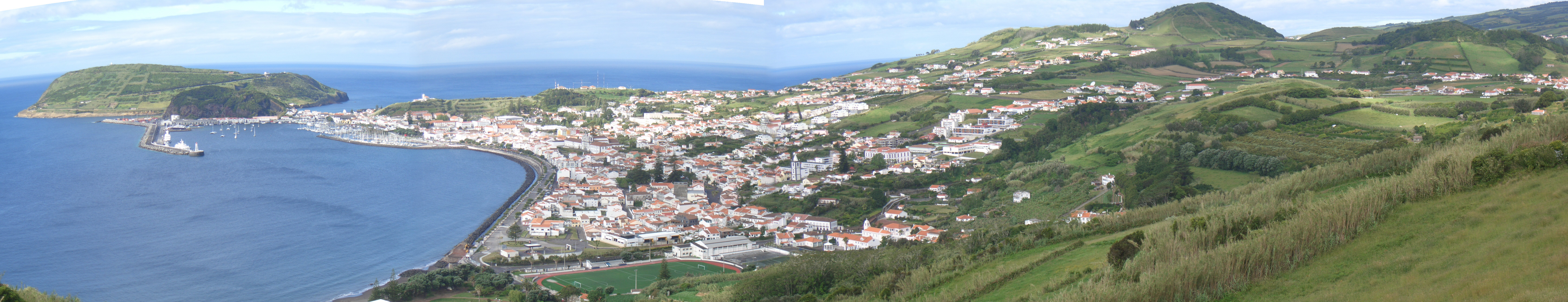 CIMG3338bis3341.JPG - Aussichtspunkt bei Conceicao: Blick ueber Horta (Panorama).