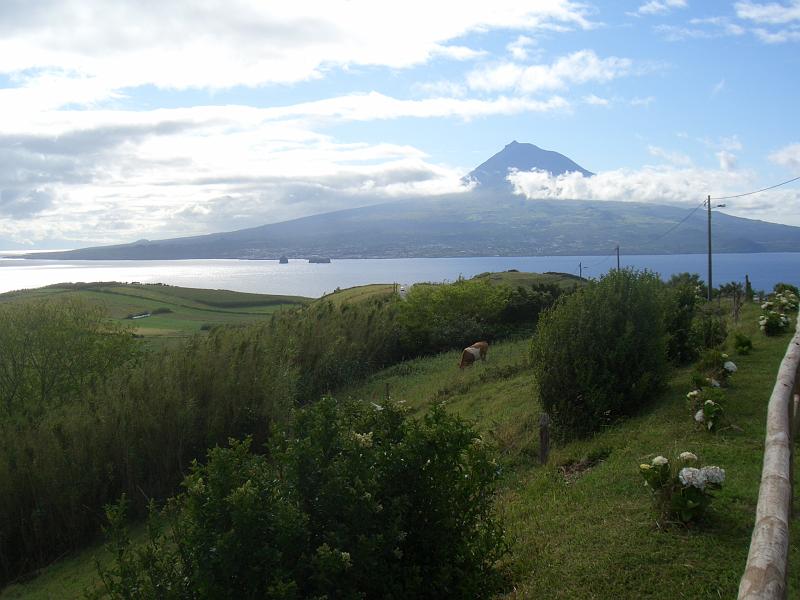 CIMG3345.JPG - Aussichtspunkt bei Conceicao: Blick zur Nacbarinsel Pico mit dem Pico (2351m) in den Wolken.