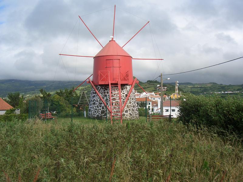 CIMG3346.JPG - bei Conceicao: Restaurierte Windmuehlen.