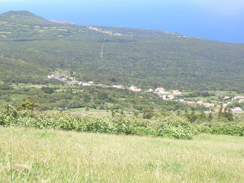 CIMG3354.JPG - Caldeirawanderung/Rastplatz oberhalb von Praia do Norte: Blick auf den Ort.