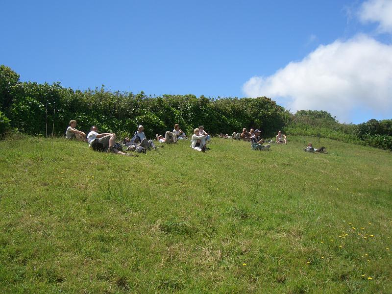 CIMG3355.JPG - Caldeirawanderung/Rastplatz oberhalb von Praia do Norte: Es wird herumgelegen.