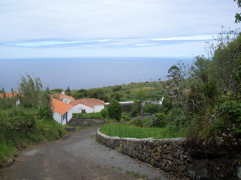 CIMG3356.JPG - Praia do Norte: Der Wanderweg kommt in den Ort.