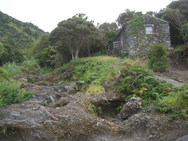 CIMG3358.JPG - Abstieg von Praia do Norte zur Kueste: Ein Flussbett wird ueberquert.