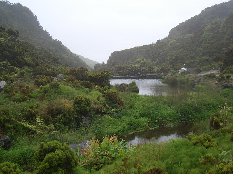 CIMG3477.JPG - kleiner Stausee beim Aufstieg zum Lagao do Fogo (Feuersee).