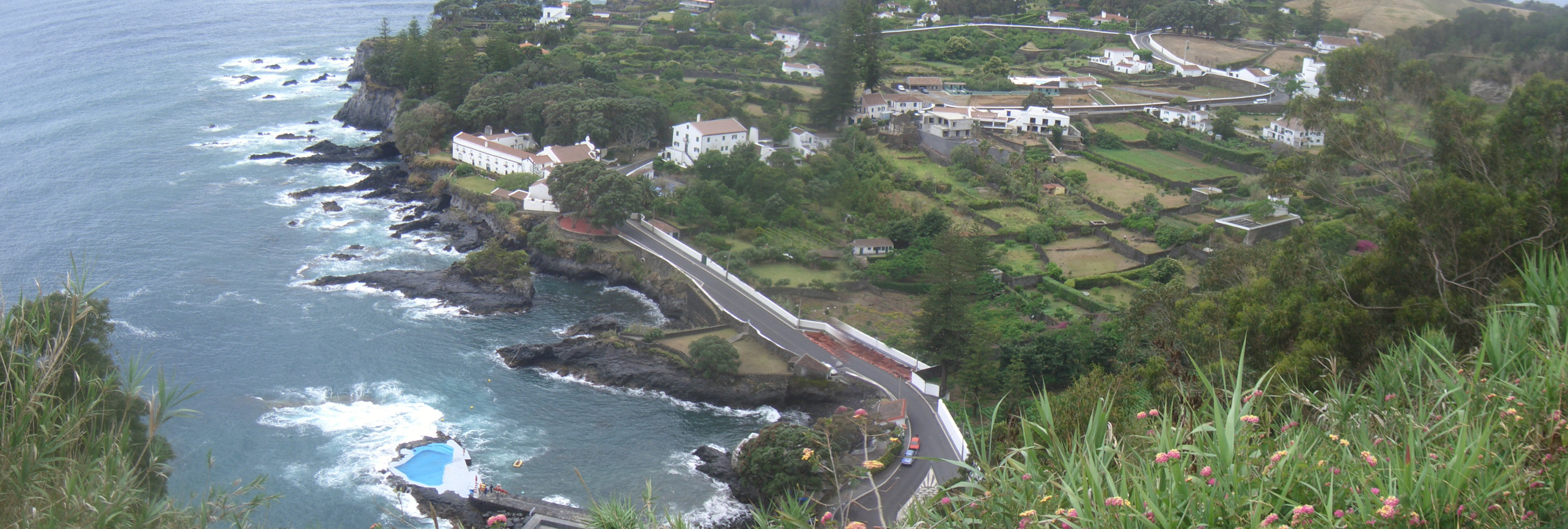 CIMG3480bis3481.JPG - Aussichtspunkt Miradouro do Pisao: Blick zur Badebucht (Panorama).