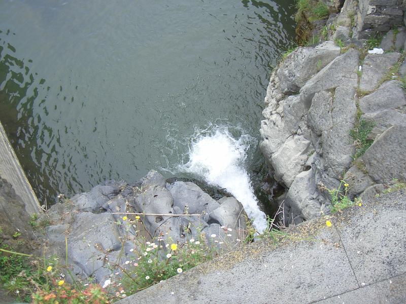 CIMG3438.JPG - Ribeira Grande: Der Fluss bildet unter der Bruecke einen kleinen Wasserfall.