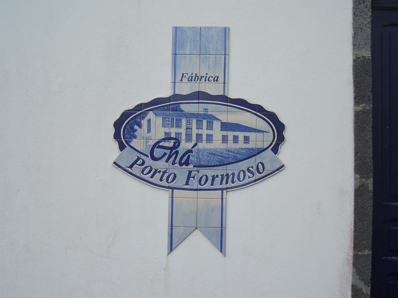 CIMG3442.JPG - Porto Formoso/Teeplantage: Eingang mit Wappen.