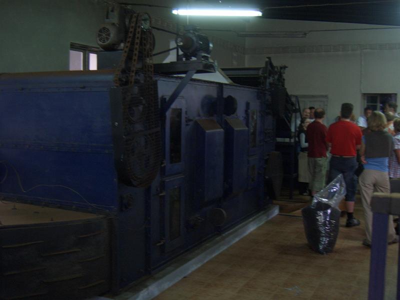 CIMG3451.JPG - Porto Formoso/Teeplantage: In dieser neuen Maschine finden alle Arbeitsgaenge statt.