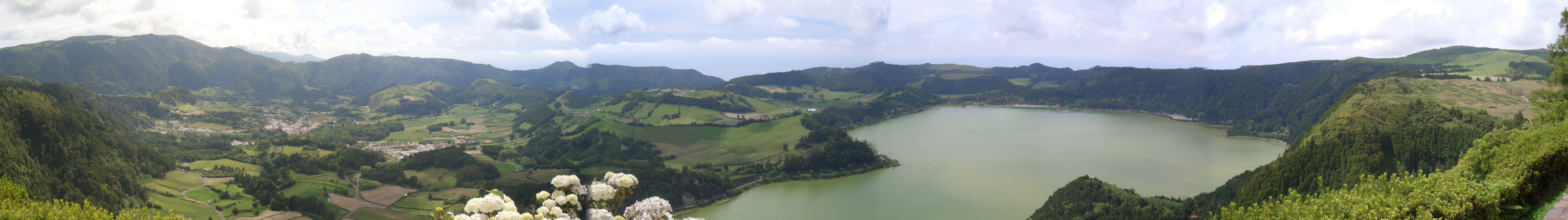 CIMG3452bis3456.JPG - Aussichtspunkt oberhalb Furnas: Blick auf die umliegenden Berge mit dem Lagoa das Furnas (Panorama).