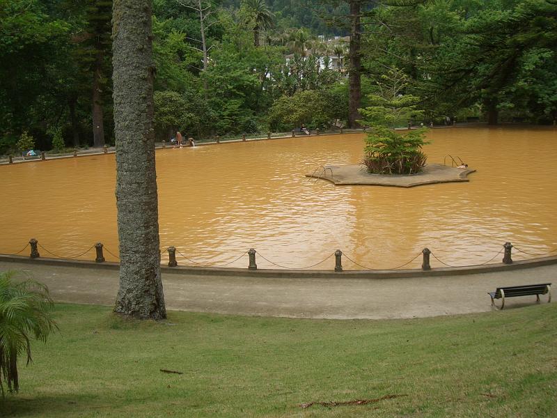 CIMG3470.JPG - Furnas: Das ist das Thermalbecken (eisenhaltig und 38 Grad warm).