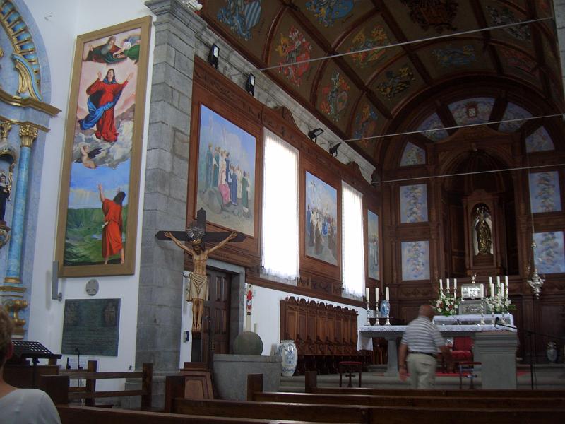 CIMG3298.JPG - Horta/Kirche de Nossa Senhora do Carmo: Viele bunte Gemaelde.