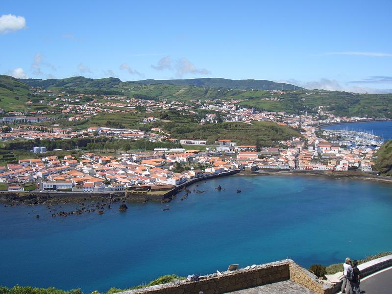 CIMG3309.JPG - Monte Guia: Blick ueber Porto Pim nach Horta.