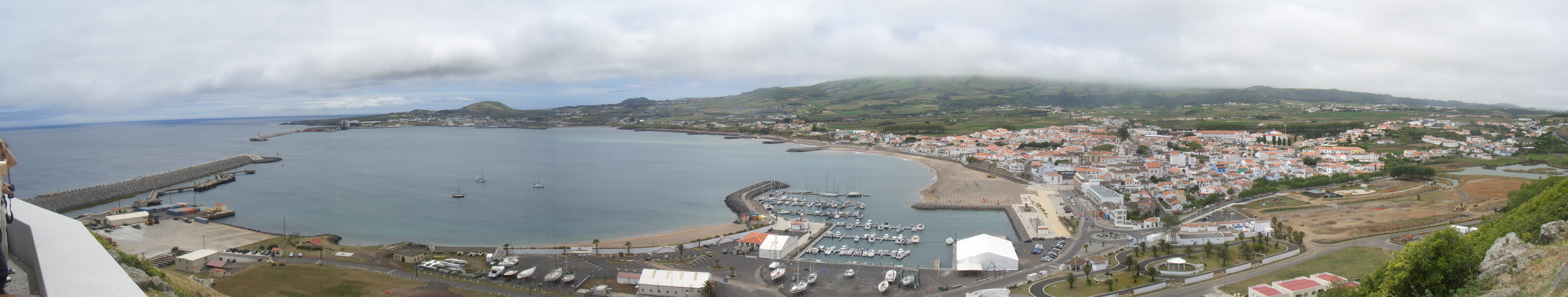 CIMG3282bis3286.JPG - Aussichtspunkt bei Praia da Vitoria: Blick ueber den Ort und Hafen (Panorama).