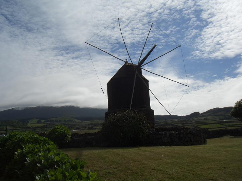 CIMG3251.JPG - Doze Ribeiras: Blick auf eine alte Hollaendermuehle.