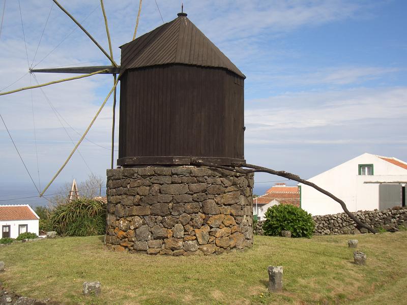 CIMG3254.JPG - Doze Ribeiras: Blick auf die alte Hollaendermuehle.