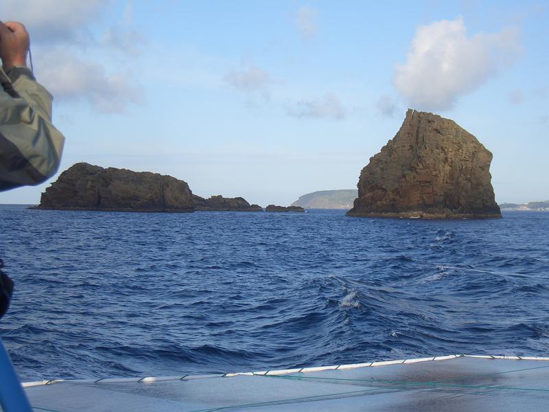 CIMG3371.JPG - vor Madalena: Beide Ilheu Madalena, links Ilheu Detao (Liegende), rechts Ilheu Em-Pe (Stehende).