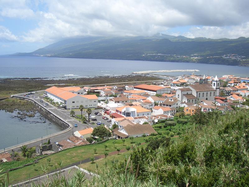 CIMG3392.JPG - Lajes de Pico: Blick ueber den Ort.