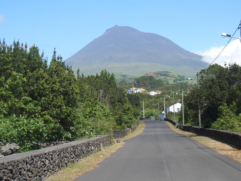 CIMG3394.JPG - Calhau: Beim Blick zurueck zeigt sich der Pico (mit 2351m der hoechste Berg Portugals) voellig wolkenfrei.