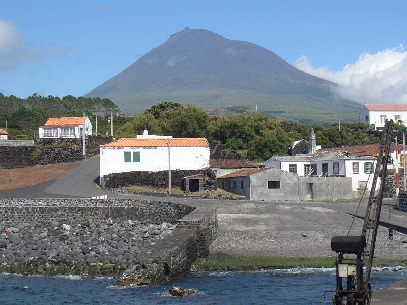 CIMG3397.JPG - Calhau/Hafen: Blick zurueck zum Pico, wo die ersten Wolken schon wieder aufziehen.