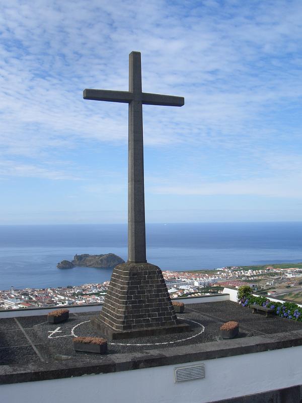 CIMG3491.JPG - Villa Franca do Campo/Ermida da Nossa Senhora da Paz: Das weithin sichtbare Kreuz.