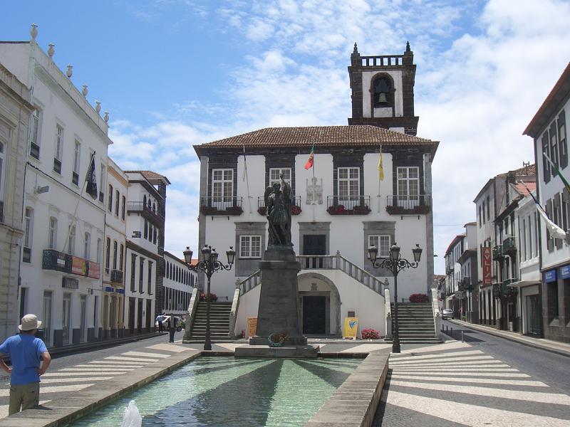 CIMG3500.JPG - Ponta Delgada/Matriz: Blick zum Rathaus.