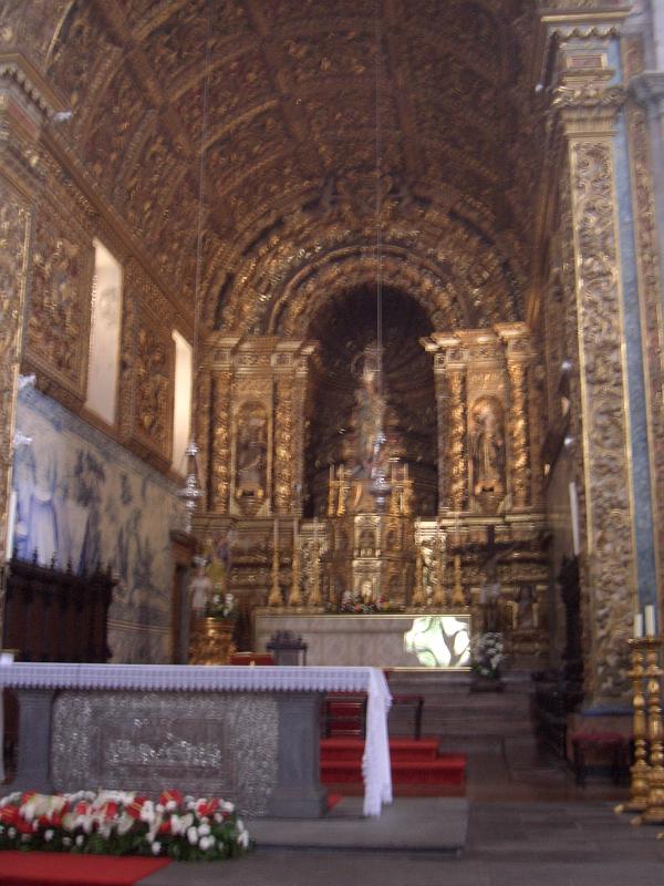 CIMG3503_ji.jpg - Ponta Delgada/Santo Cristo Kirche: Blick zum reich verzierten Altar.