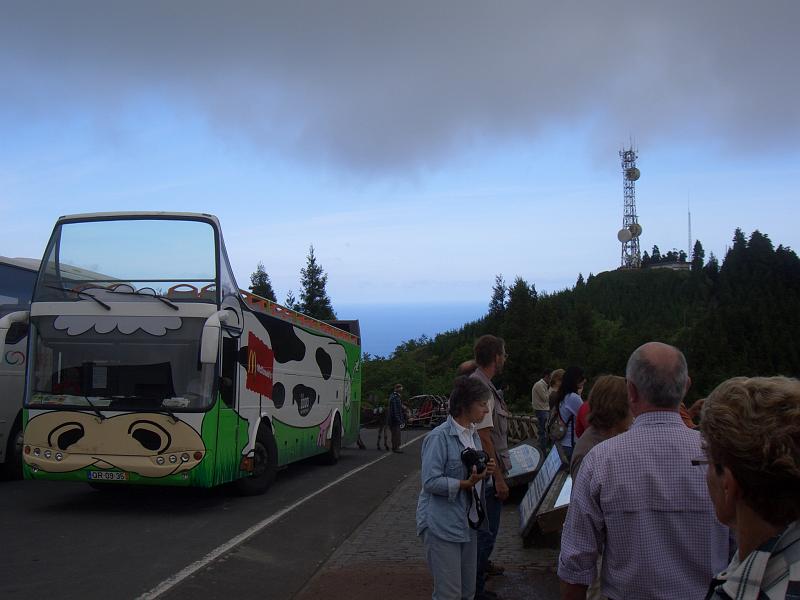 CIMG3412.JPG - Aussichtspunkt oberhalb Logoa Verde: Ein Cabrio-Bus steht zur Fahrt ins Tal bereit.