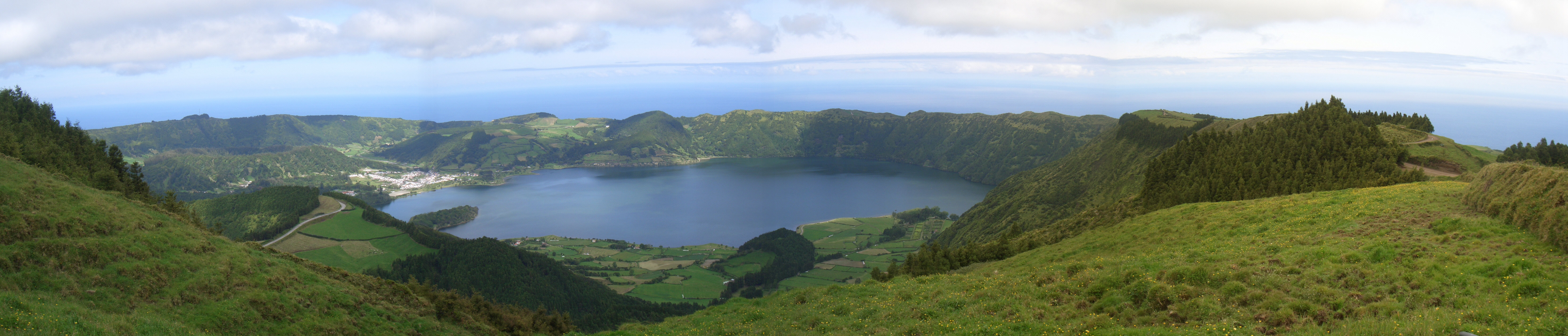 CIMG3417bis3420.JPG - Auf der Caldeirawanderung: Blick ueber die Sete Cidades (Panorama).