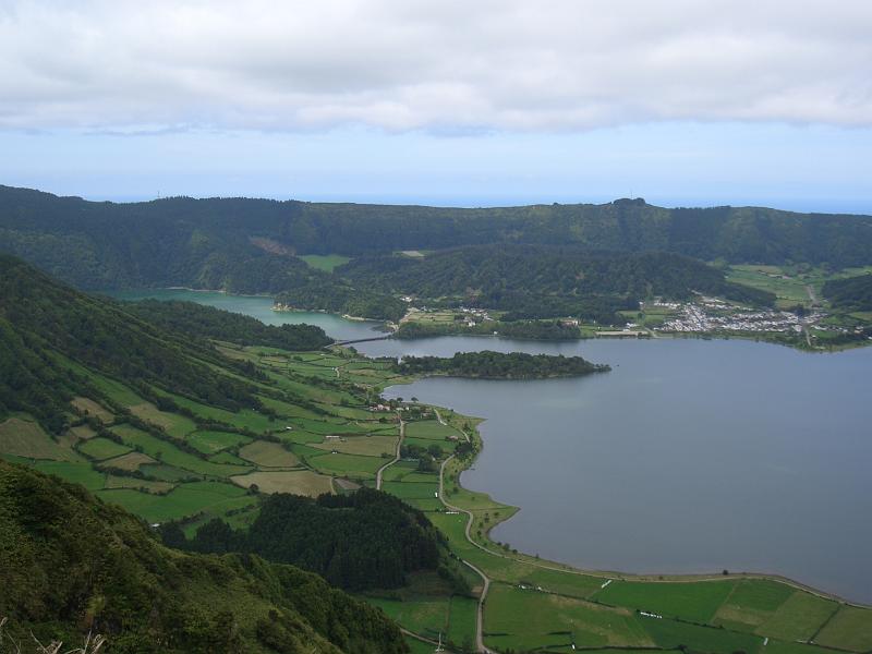 CIMG3421.JPG - Auf der Caldeirawanderung: Blick zurueck - Jetzt ist auch der Lagoa Verde zu sehen.