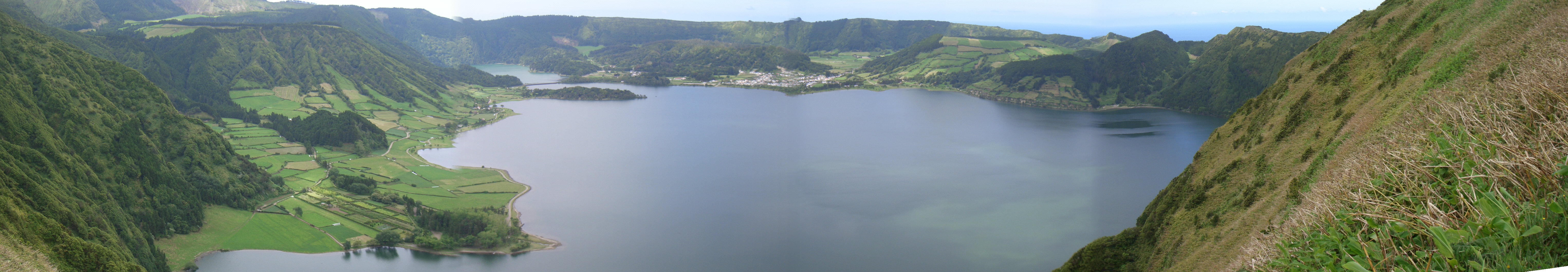 CIMG3422bis3425.JPG - Aussichtspunkt auf der Caldeirawanderung: Blick ueber die Sete Cidades (Panorama).