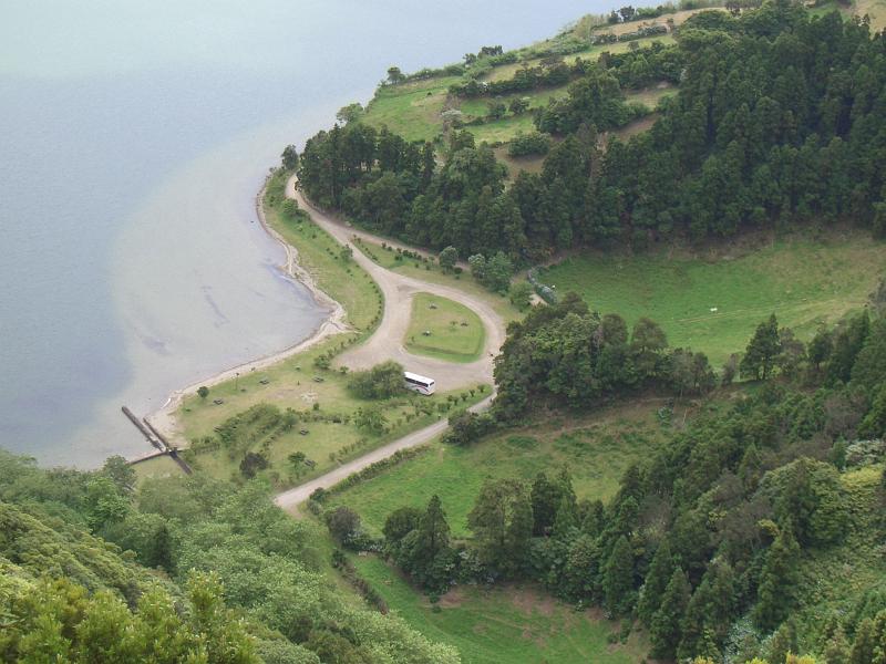 CIMG3426.JPG - Auf der Caldeirawanderung: Unser Bus steht auf dem Parkplatz am Lagoa Azul.