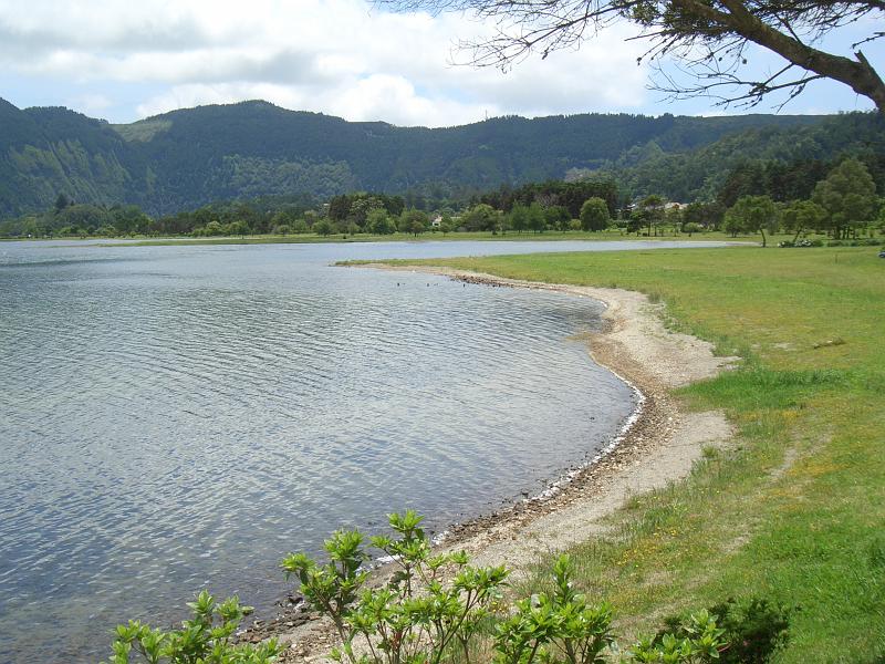 CIMG3429.JPG - Sete Cidades: Blick ueber den Lagoa Azul zu den Caldeirawaenden.