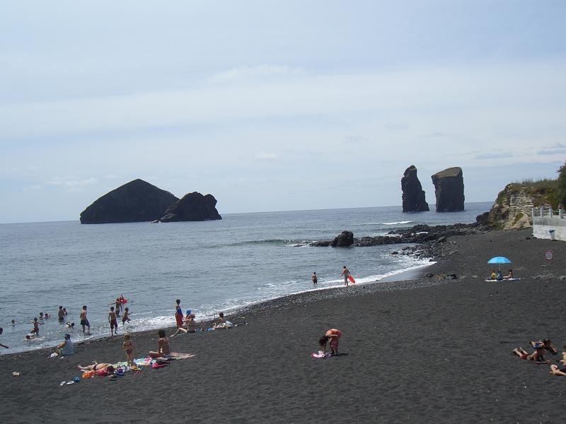 CIMG3434.JPG - Ponta dos Mosteiros: Blick ueber den Strand zu den Ilheu dos Mosteiros.