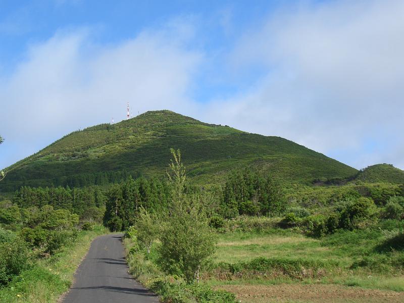 CIMG3315.JPG - bei Capelo: Blick auf den Cabeco do Fonte am Beginn der Wanderung.