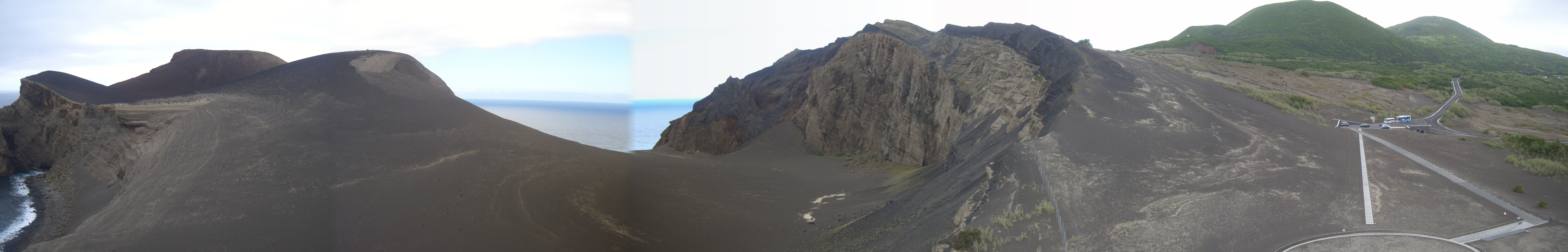 CIMG3327bis3331.JPG - Ponta dos Capelinhos/Leuchtturm: Blick auf die neuen Vulkane (Panorama).