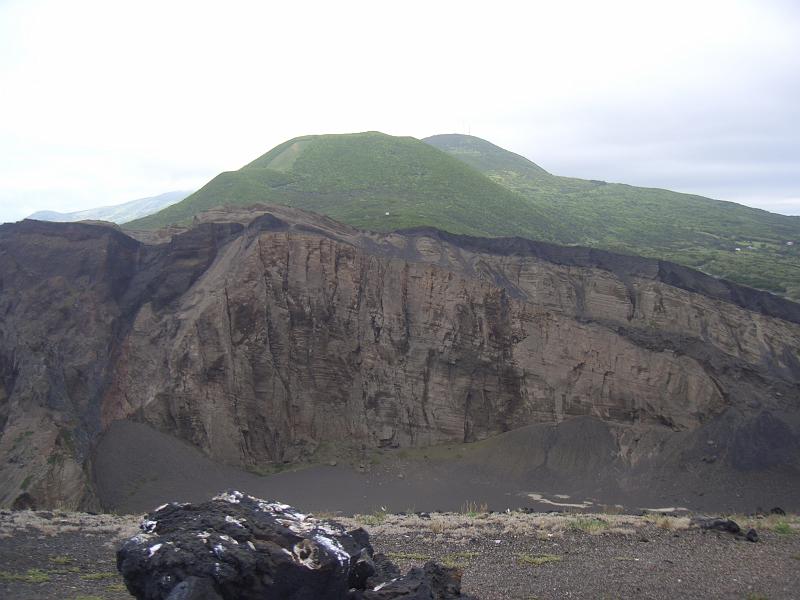 CIMG3332.JPG - Capelinhos: Blick zur alten Kuestenlinie mit den anderen aelteren Vulkanen im Hintergrund.