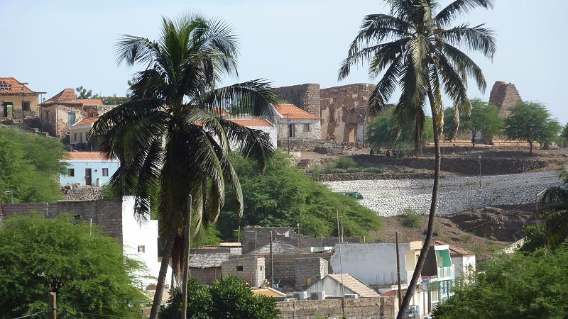 P1000098.JPG - Cidade Velha: Blick von der Kirche zur alten Stadtmauer.