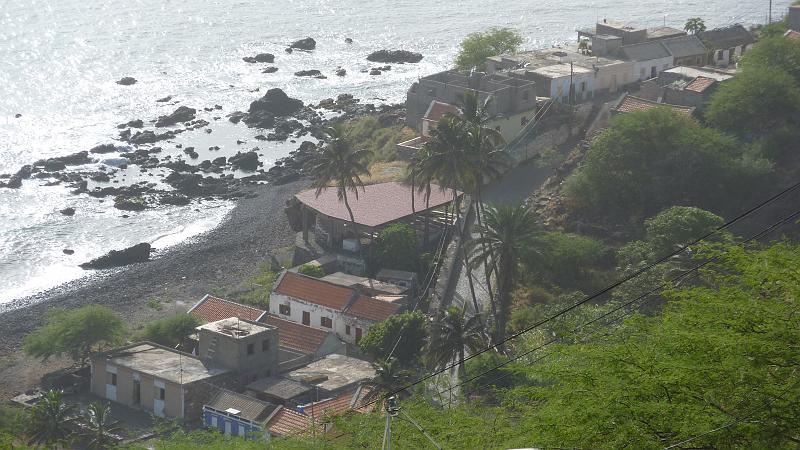P1000105.JPG - Cidade Velha/Fort Sao Filipe: Blick hinab zum Strand von Cidade Velha.